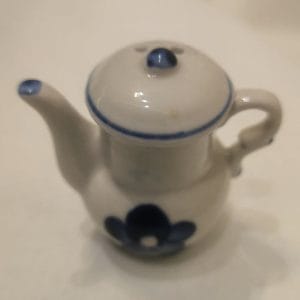 نمکدان سرامیکی سفید طرح گل آبی با درب سرامیکی روی پس‌زمینه سفید