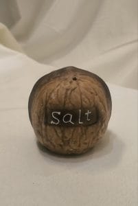 نمک‌پاش فانتزی قهوه‌ای طرح گردو با نوشته Salt روی پس‌زمینه سفید