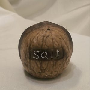 نمک‌پاش فانتزی قهوه‌ای طرح گردو با نوشته Salt روی پس‌زمینه سفید